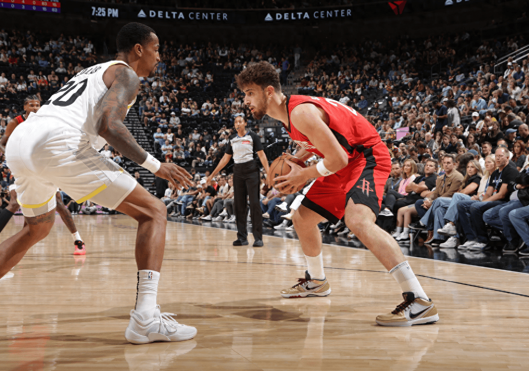 皇家社会训练开放日，转会期远射贴柱引欢呼，NBA季后赛在即，身体对抗强度拉满的简单介绍